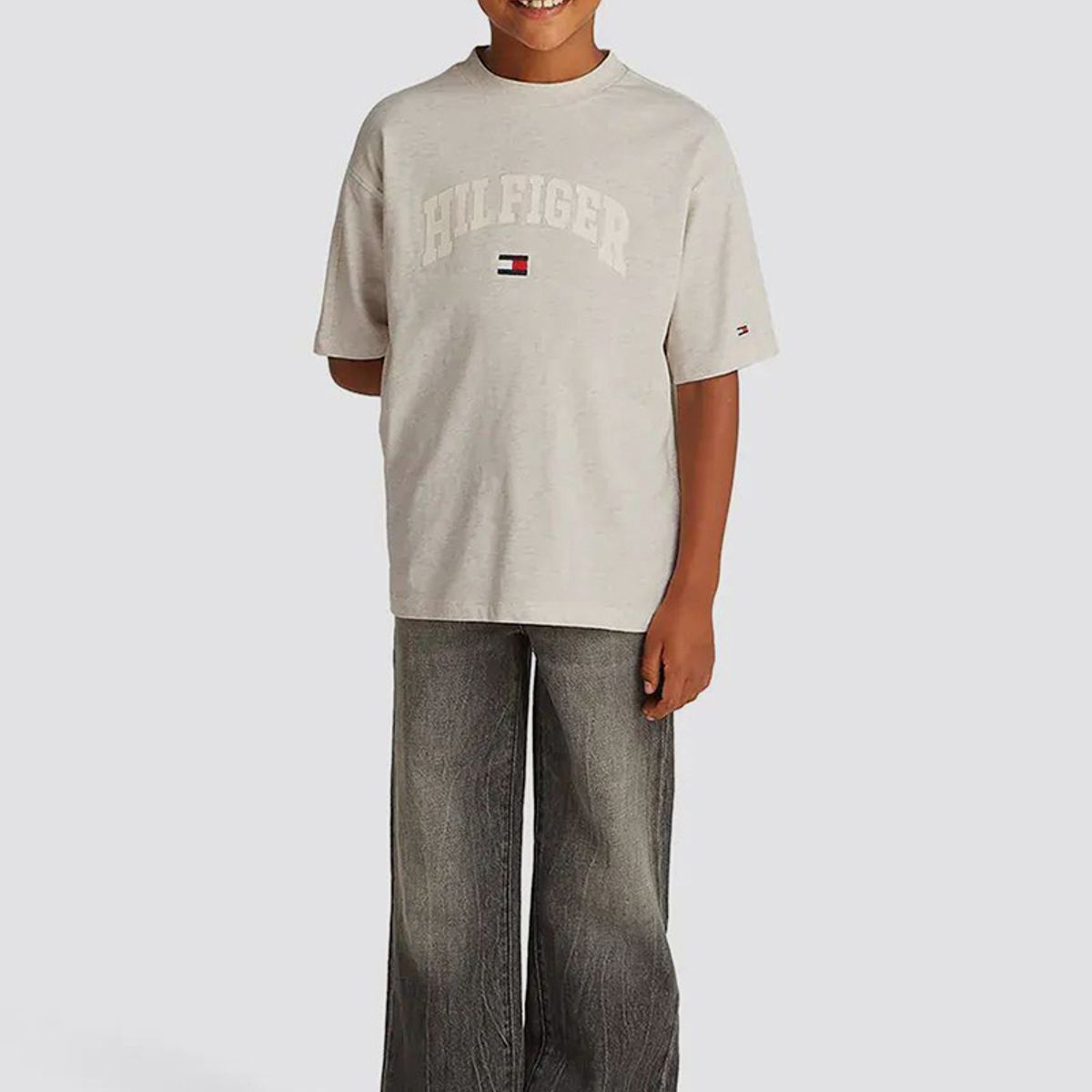 TOMMY HILFIGER - Polera Con Logo Universitario Gris Tommy Hilfiger