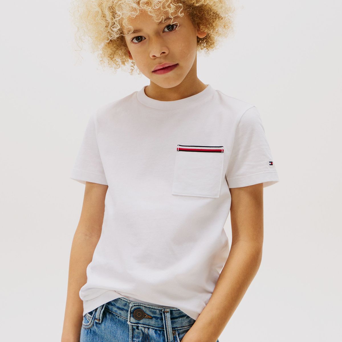 TOMMY HILFIGER - Polera Con Bolsillo Distintivo De Parche Blanco Tommy Hilfiger