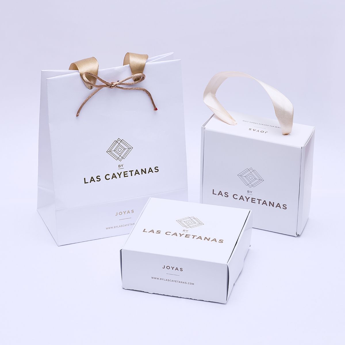 BY LAS CAYETANAS - Ganchito de protección Bañado en Oro 18k con Virgen del Carmen