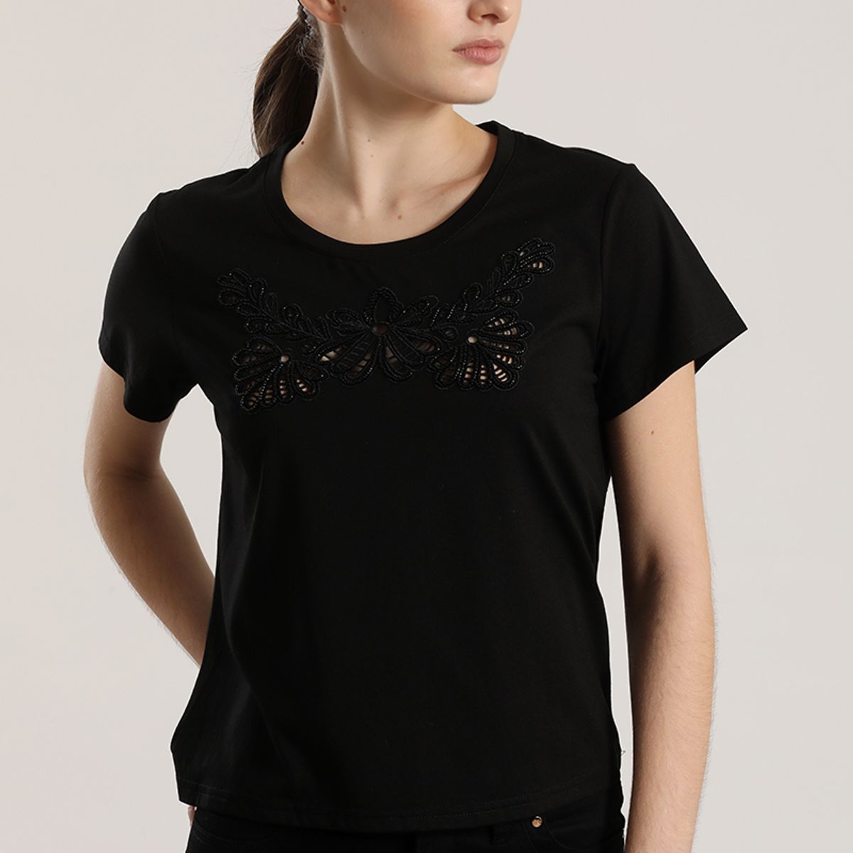 LIOLA - Polera con bordados liola mujer negro
