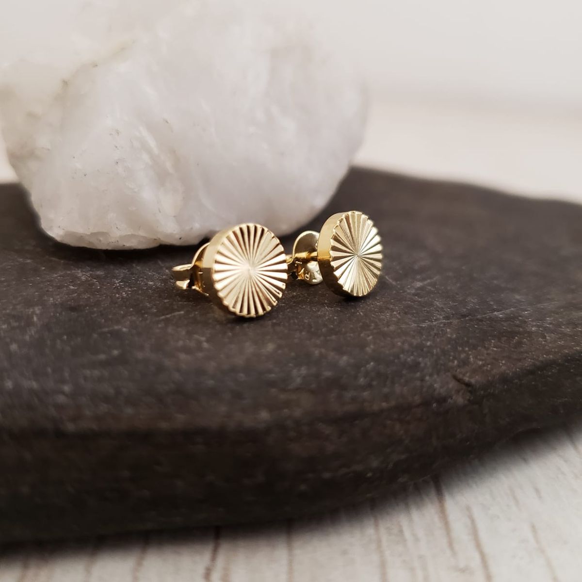 GENERICO - Aretes topo sol redondos 8mm oro laminado 18k