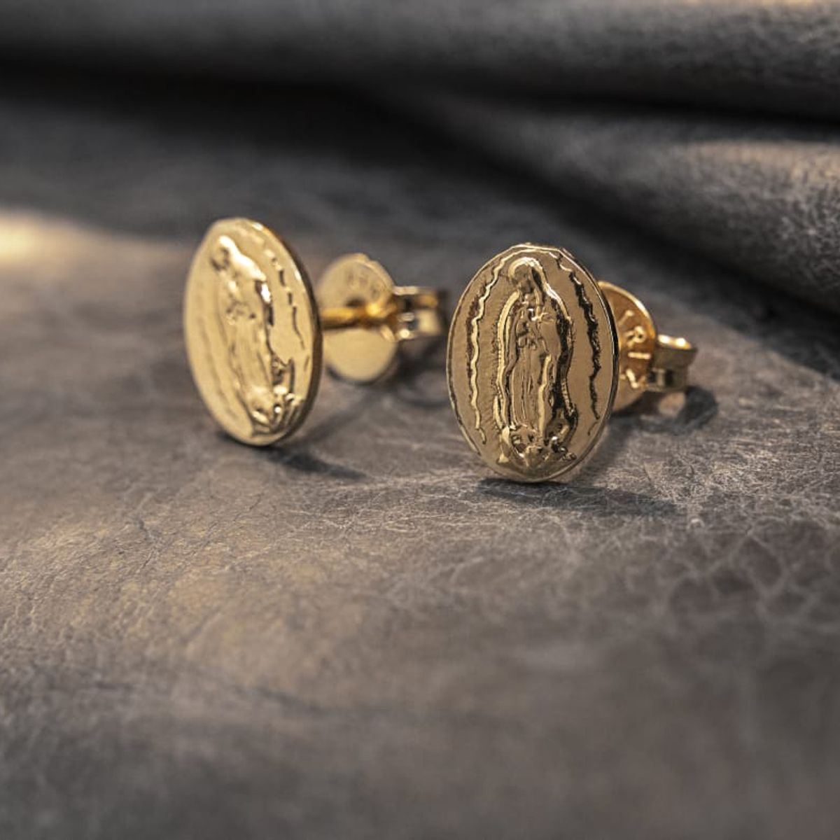 GENERICO - Arete virgen Guadalupe oro laminado 18k
