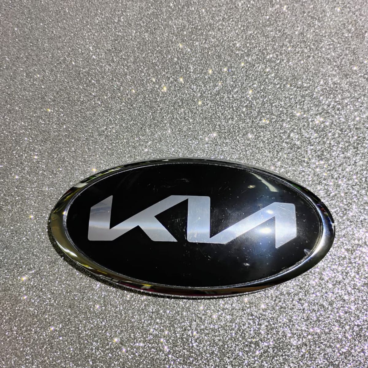 GENERICO - Personaliza tu auto con nuestro emblema Kia 15x75cm