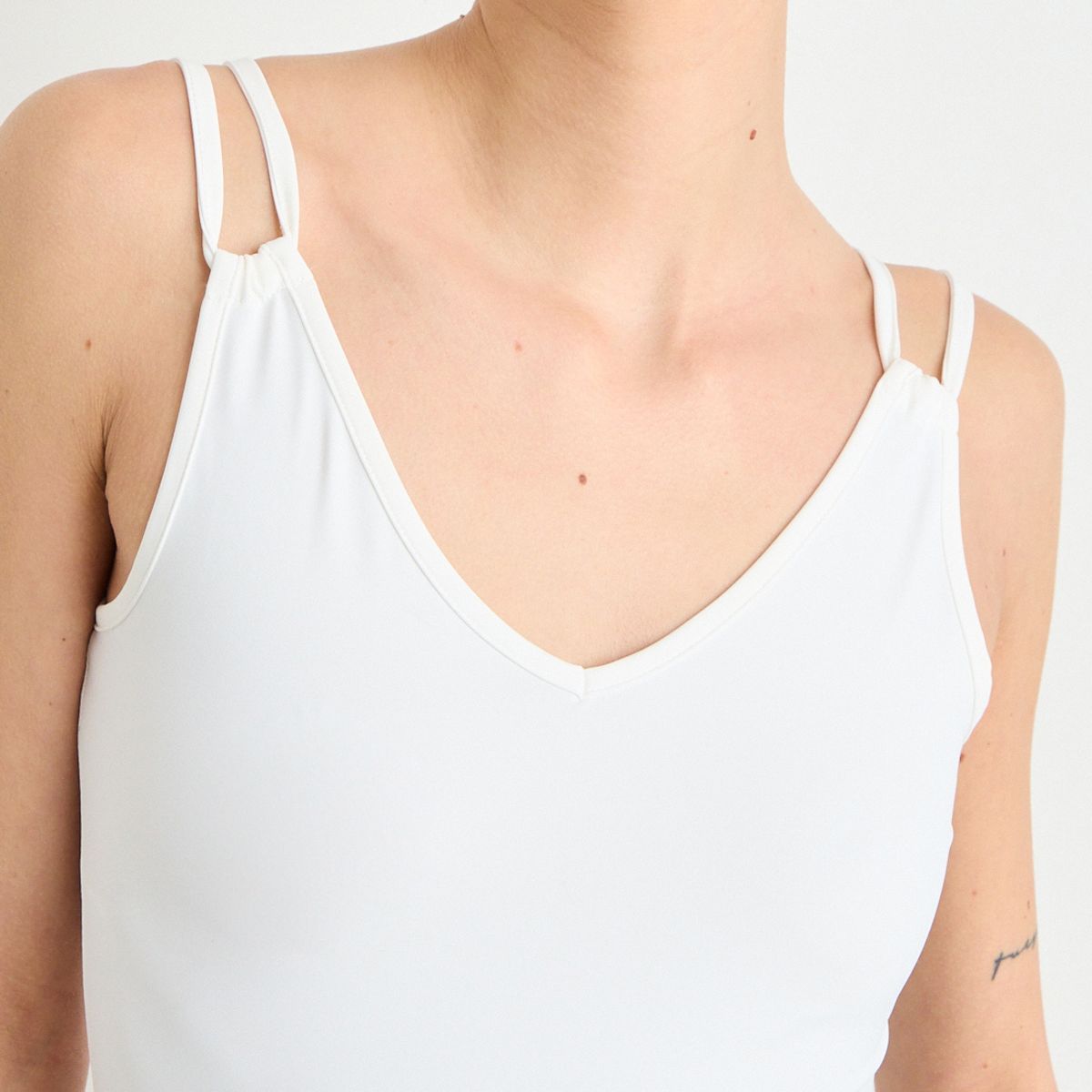 IO - Polera Sin Mangas Mujer Crudo Io