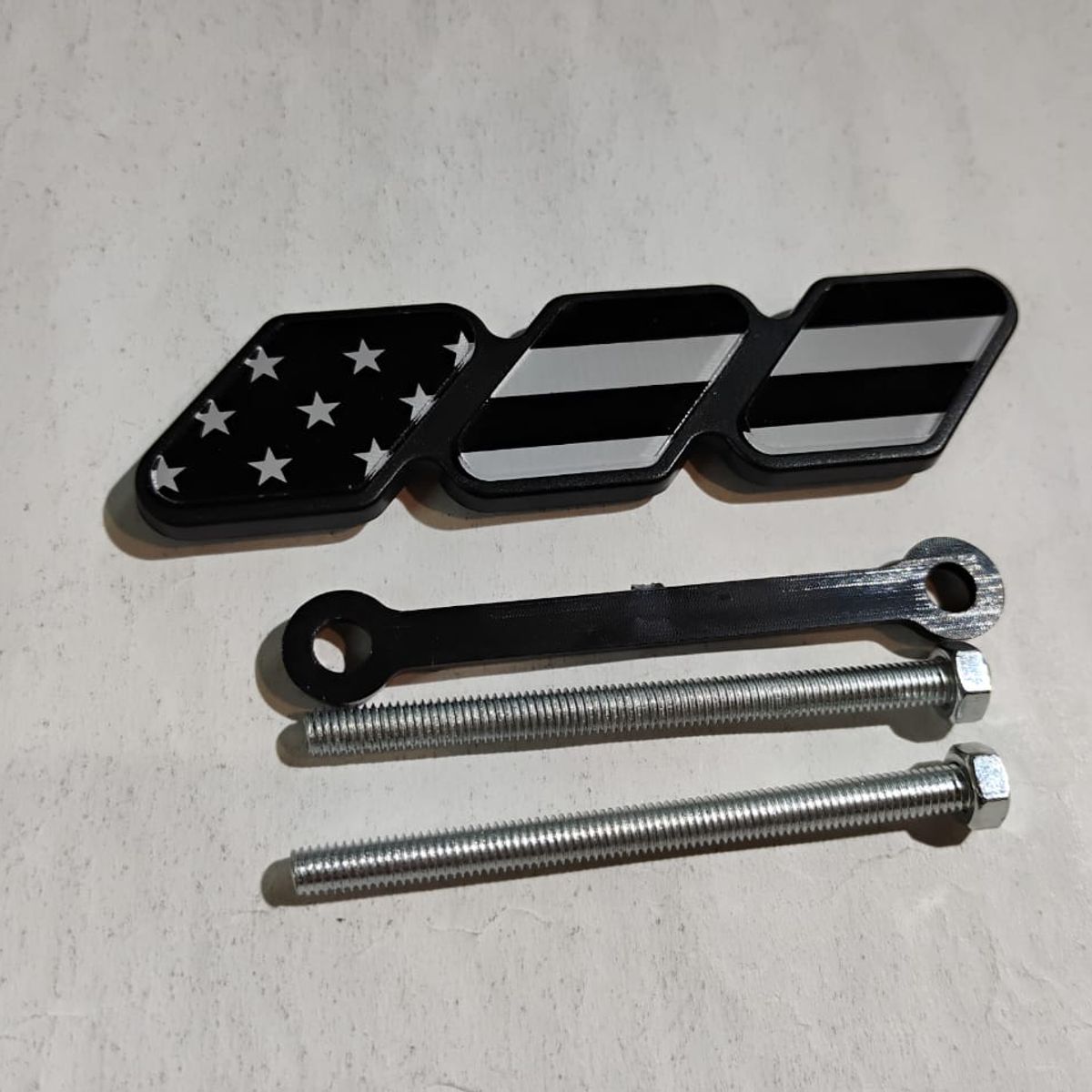 GENERICO - Emblema Insignia rejilla tricolor acrílico apernado Toyota