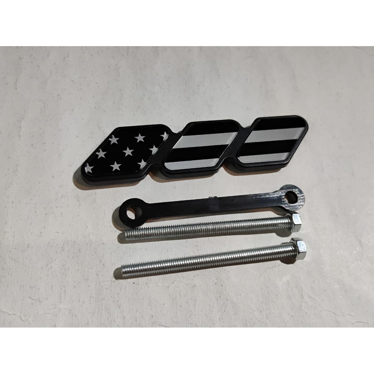 GENERICO - Emblema Insignia rejilla tricolor acrílico apernado Toyota