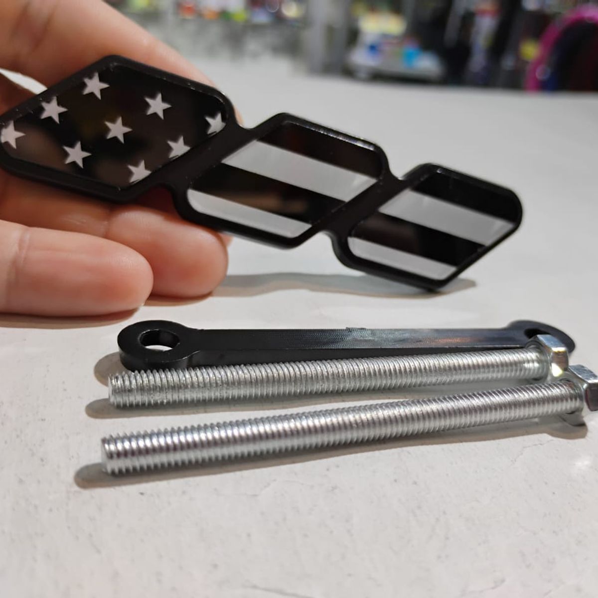 GENERICO - Emblema Insignia rejilla tricolor acrílico apernado Toyota