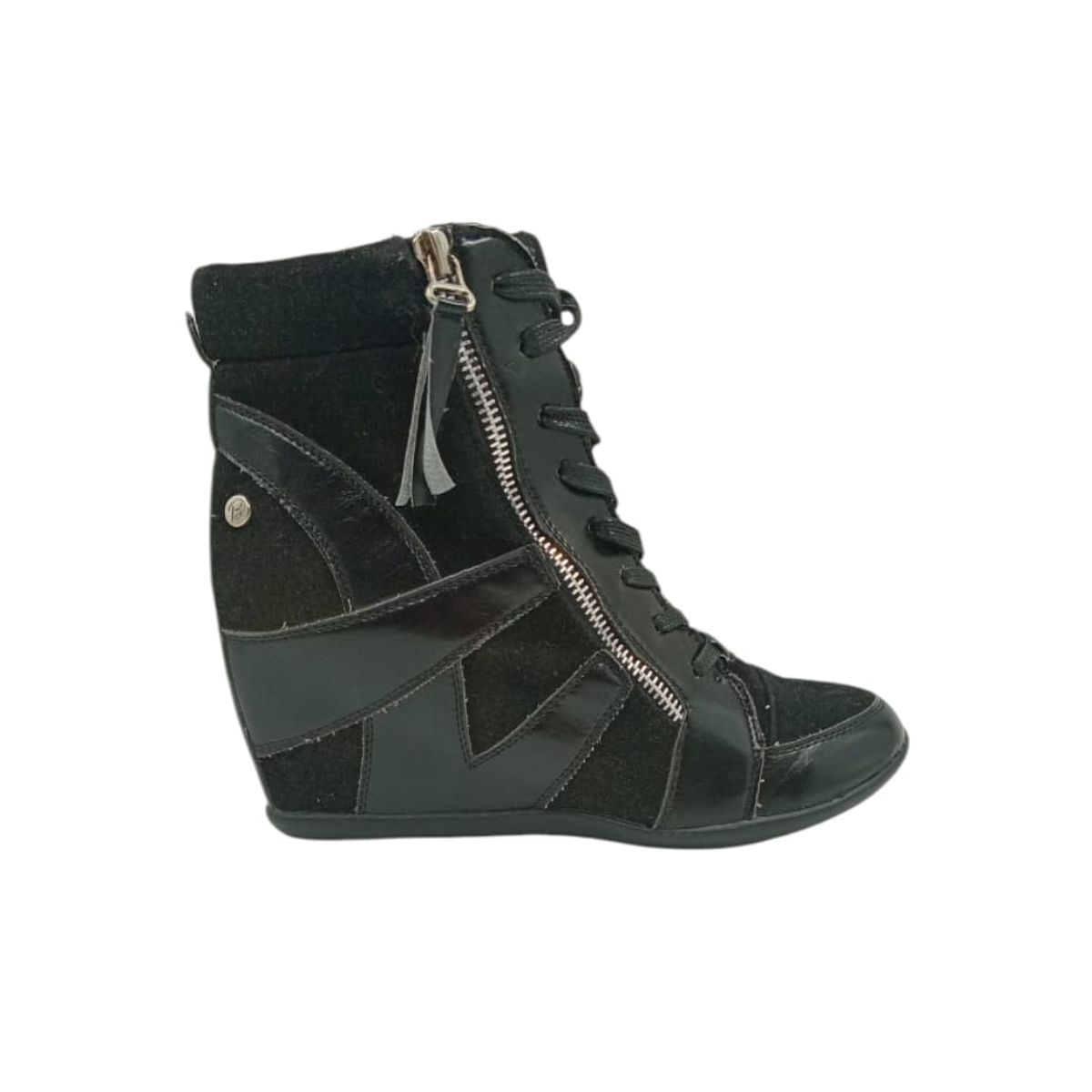 HERIEL - Zapatilla Negra Taco de Cuña