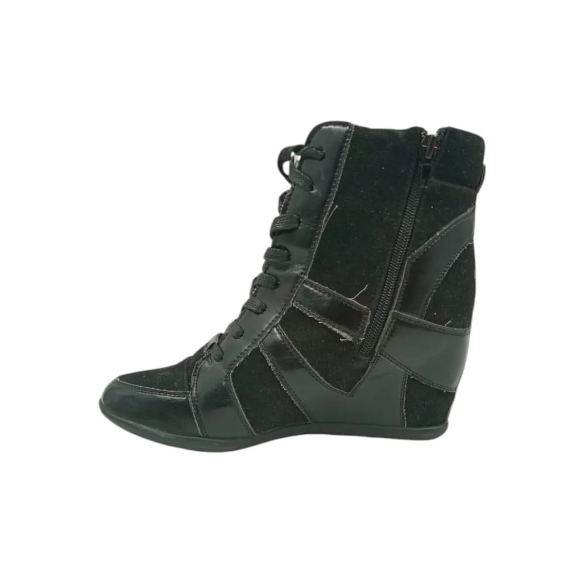 HERIEL - Zapatilla Negra Taco de Cuña