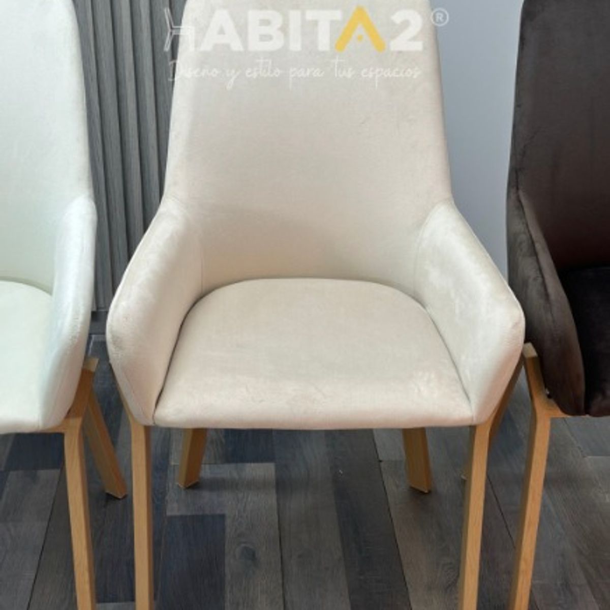 HABITA2 CHILE - Sitial Terciopelo Brito Patas Símil Madera- Gris