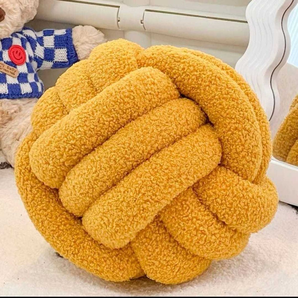 GENERICO - COJIN DECORATIVO EN FORMA DE NUDO MOSTAZA 28X28CM