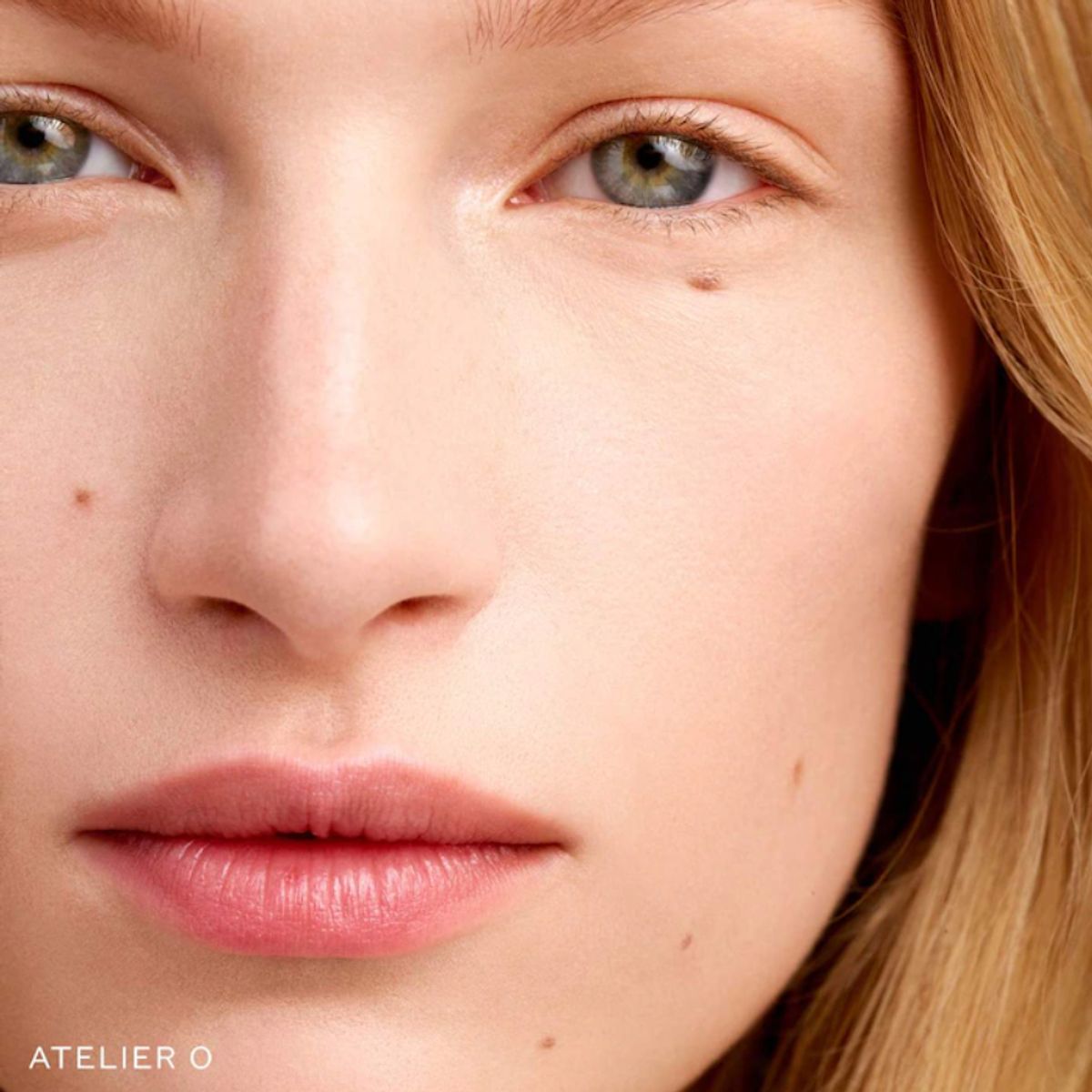 WESTMAN ATELIER - Base en Barra Vital Skin - Atelier 0  Westman Atelier