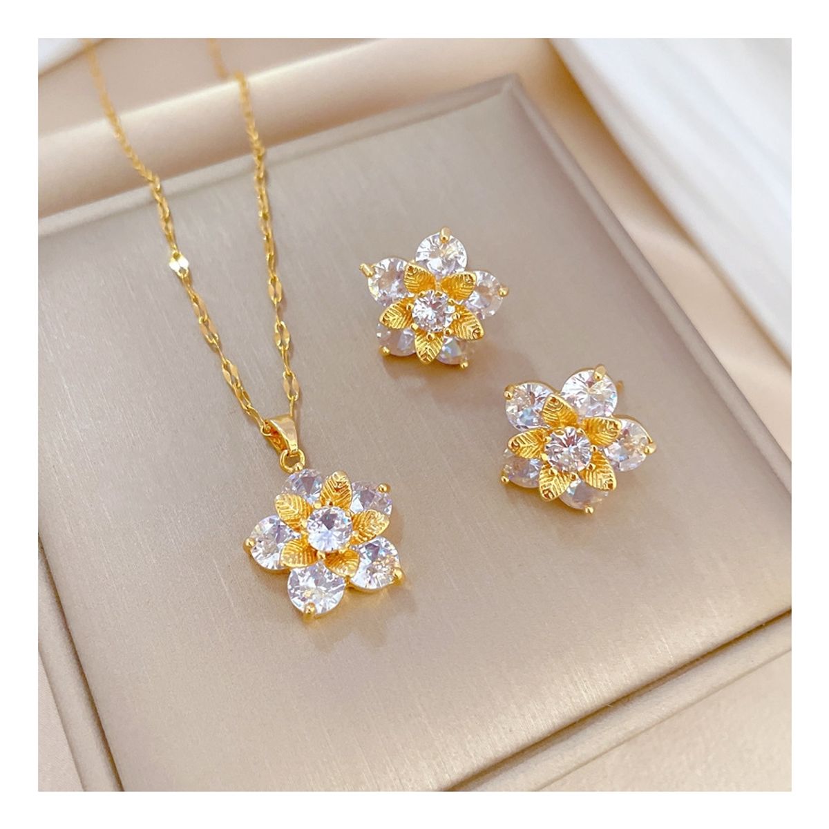 ZG JOYAS - Set Collar Aros Flor Cristal 5 Hojas Galvanizado En Oro 14k