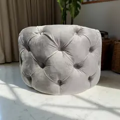 MUEBLES NEW - PUFF REDONDO CAPITONE GRANDE GRIS FELPA