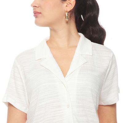 Imagen 2 del producto BLUSA MANGA CORTA SOLIDA ESCOTE V ABOTONADA EN DELANTERO