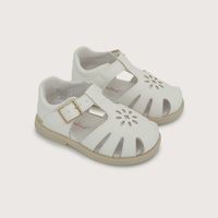 Sandalia blanca de niña