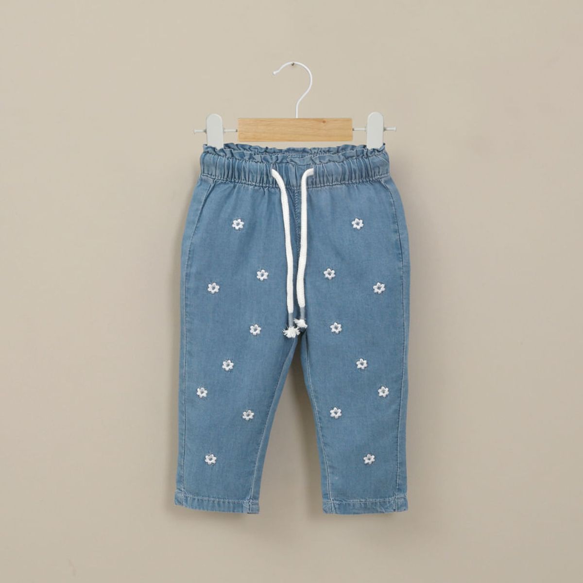 OPALINE - Jeans jogger con bordado azul de niña