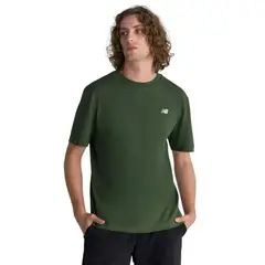 NEW BALANCE - Polera Lifestyle Hombre Sport Essentials Verde