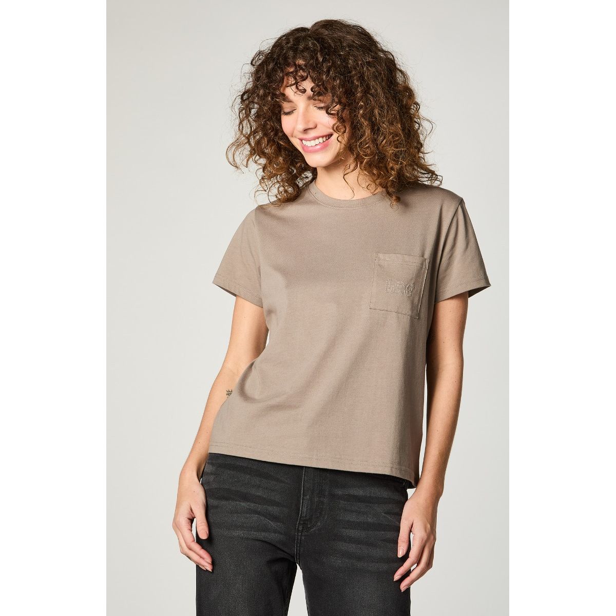 LEE - Polera Mujer One Pocket Embroidery  Brown