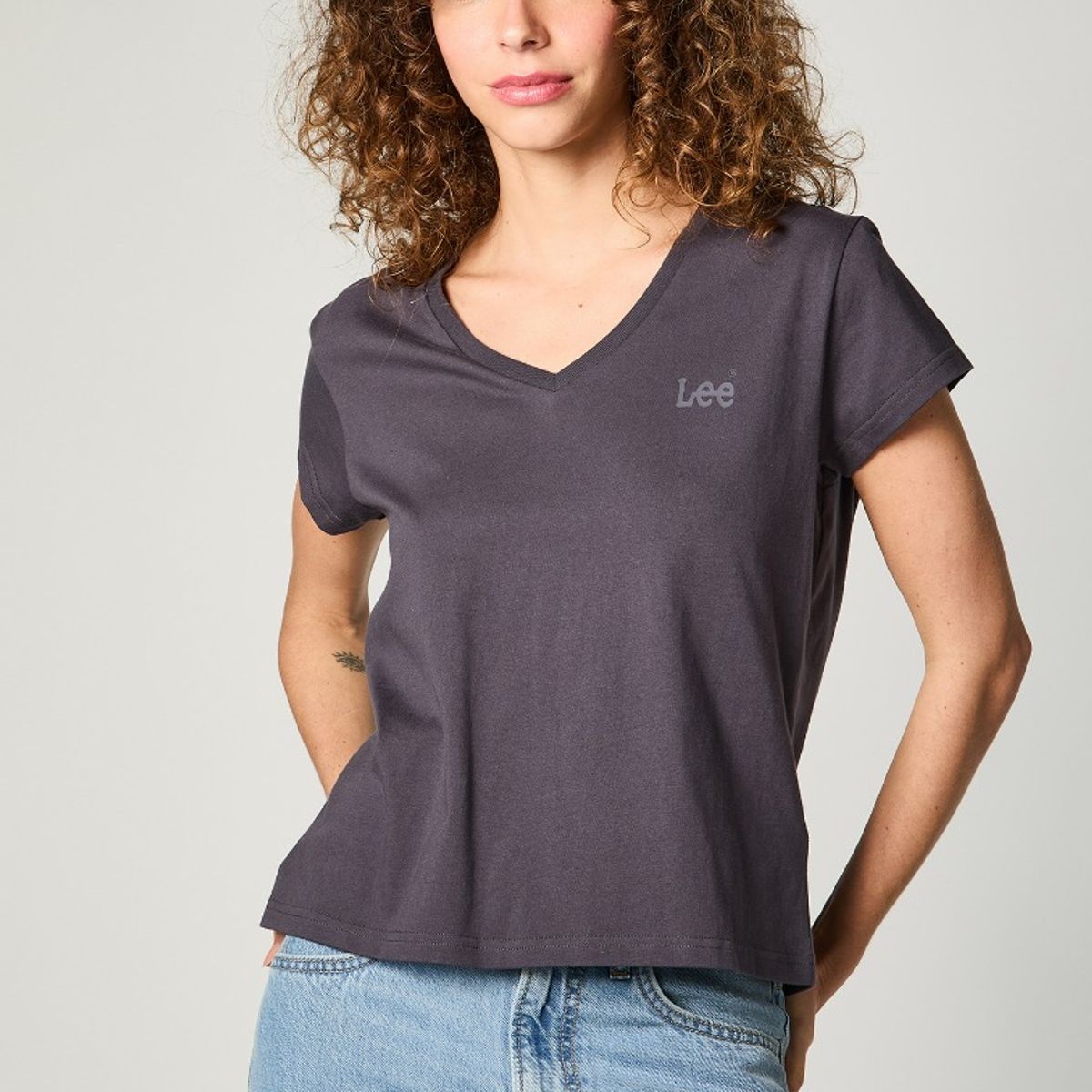 LEE - Polera Mujer Relaxed V Neck Grey