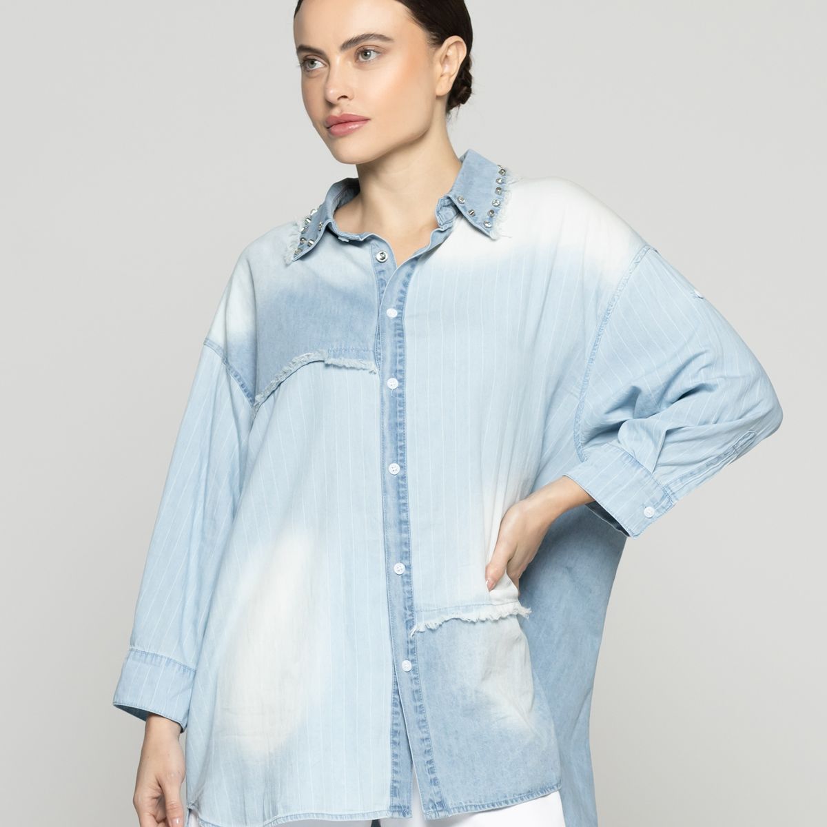 LINEATRE - Camisa Mujer Lara Jeans Con Tachas Celeste Lineatre