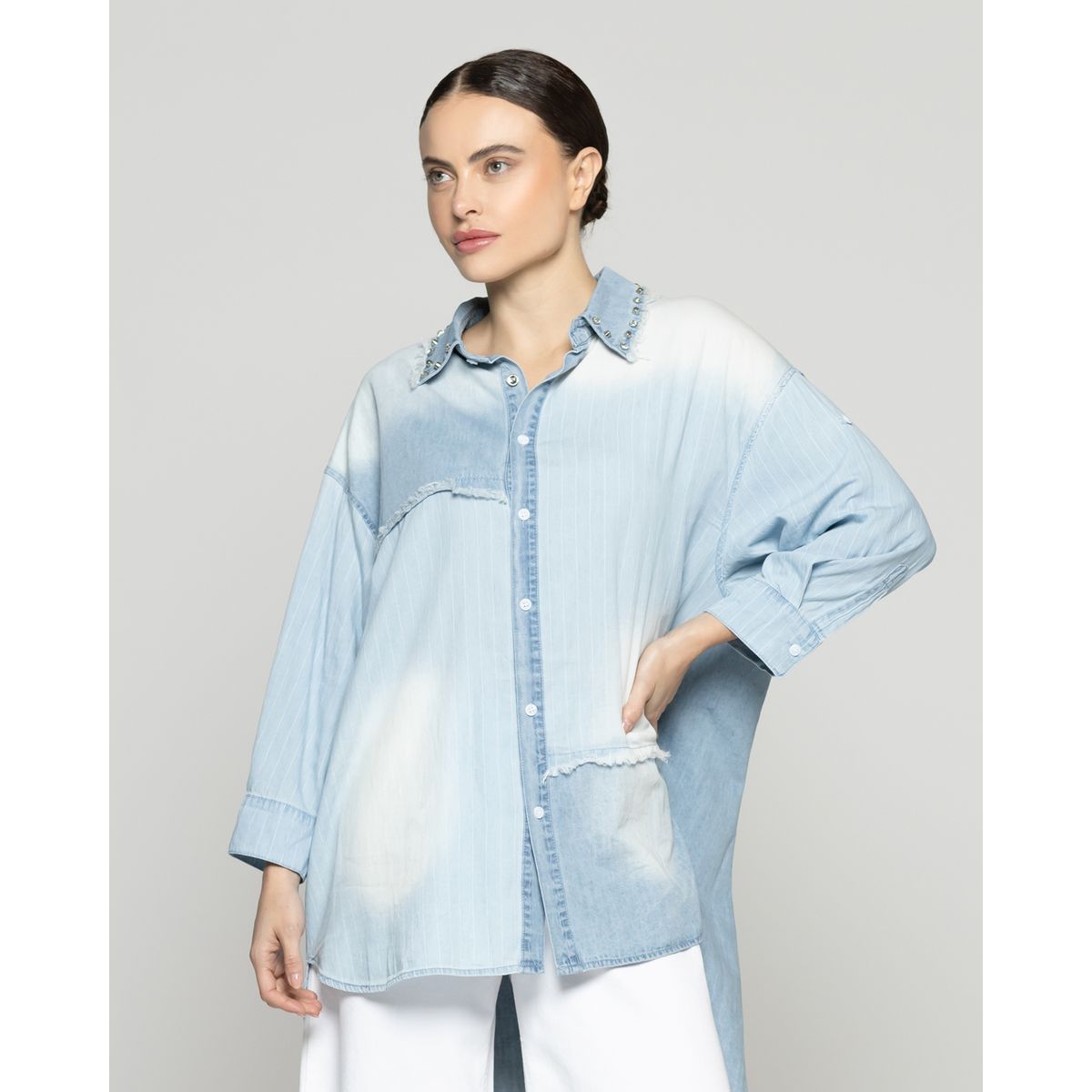 LINEATRE - Camisa Mujer Lara Jeans Con Tachas Celeste Lineatre