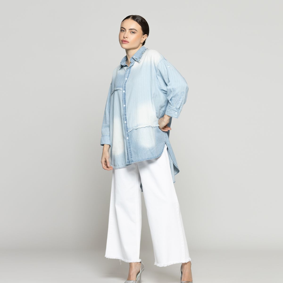 LINEATRE - Camisa Mujer Lara Jeans Con Tachas Celeste Lineatre