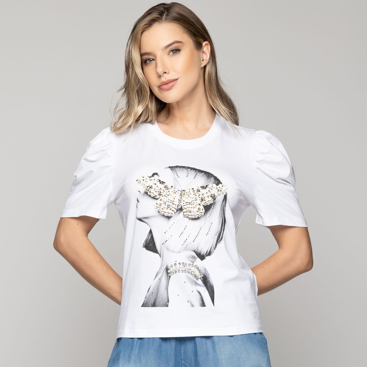LINEATRE - Polera Mujer Ofelia Manga Corta Con Estampado De Mujer Blanca Lineatre