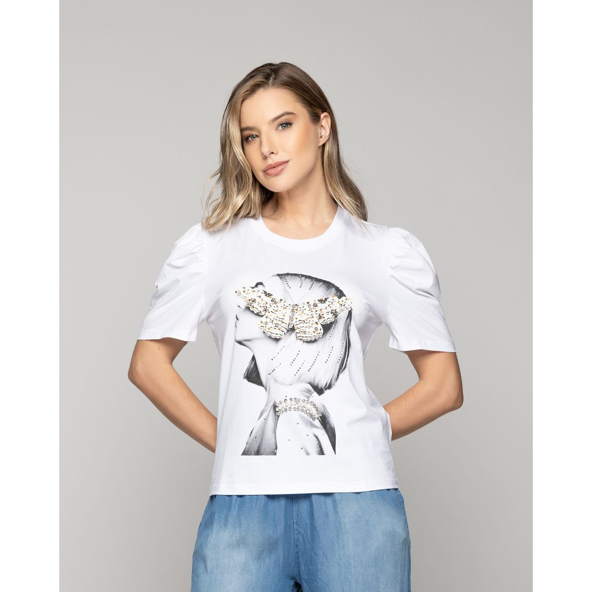 LINEATRE - Polera Mujer Ofelia Manga Corta Con Estampado De Mujer Blanca Lineatre