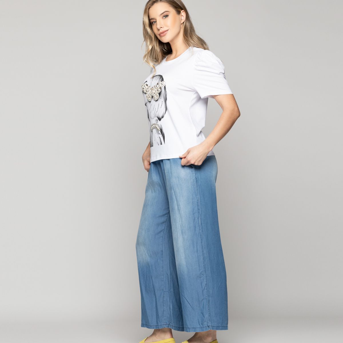 LINEATRE - Polera Mujer Ofelia Manga Corta Con Estampado De Mujer Blanca Lineatre