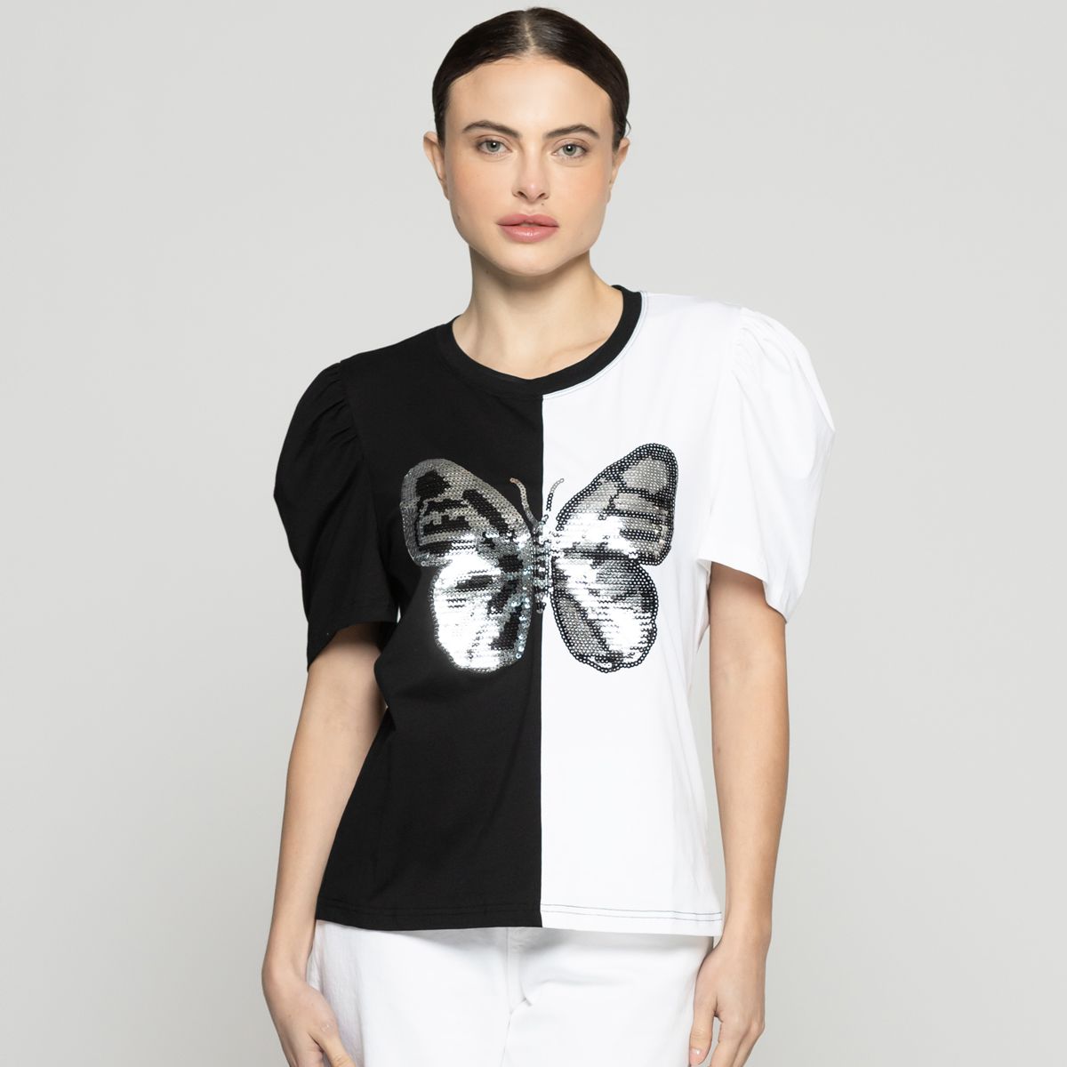LINEATRE - Polera Mujer Ofelia Manga Corta Con Estampado Mariposa Brillante Blanca Y Negra Lineatre