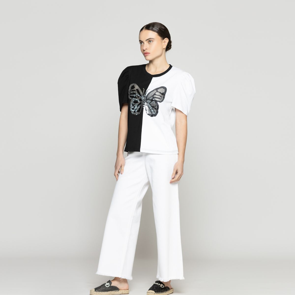 LINEATRE - Polera Mujer Ofelia Manga Corta Con Estampado Mariposa Brillante Blanca Y Negra Lineatre