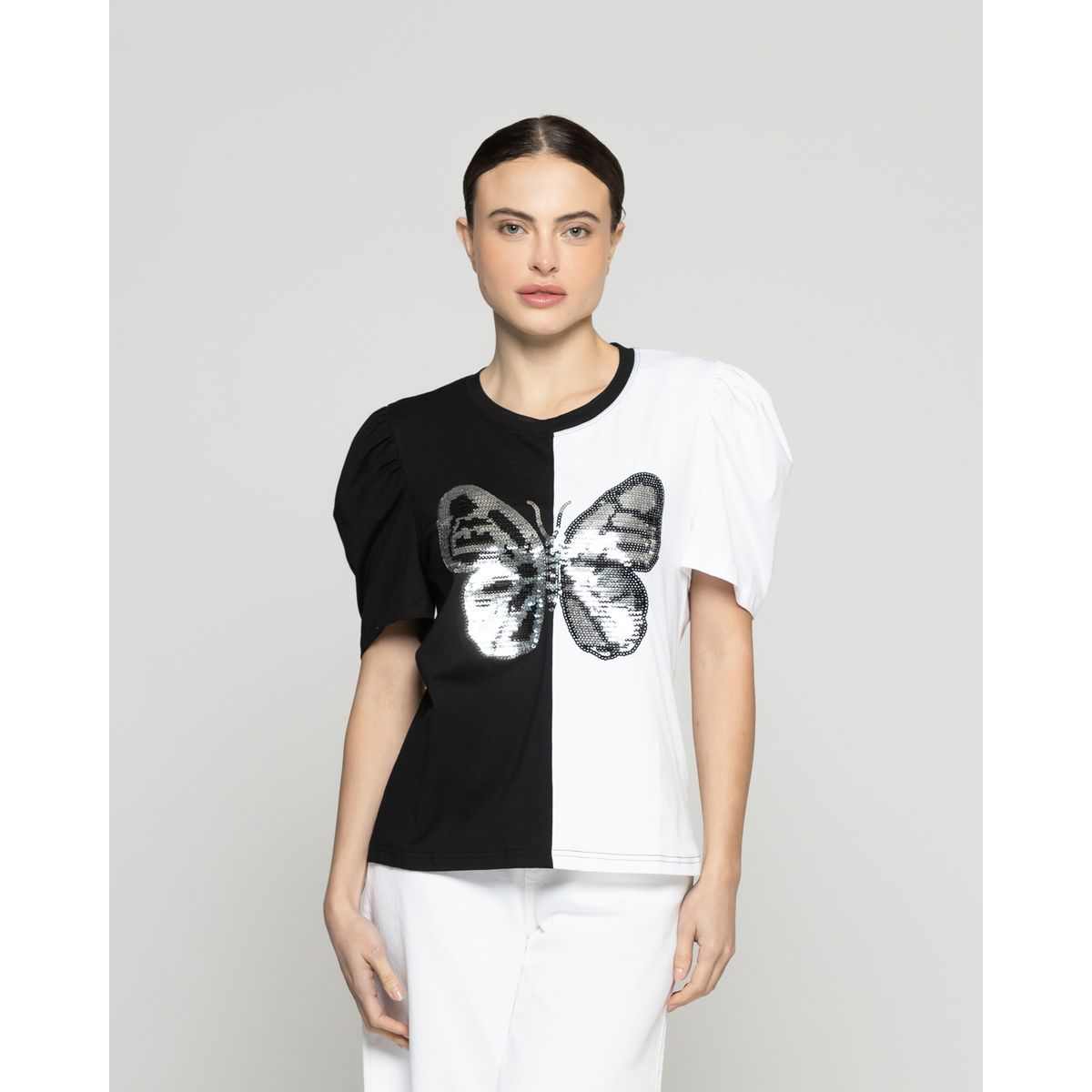 LINEATRE - Polera Mujer Ofelia Manga Corta Con Estampado Mariposa Brillante Blanca Y Negra Lineatre