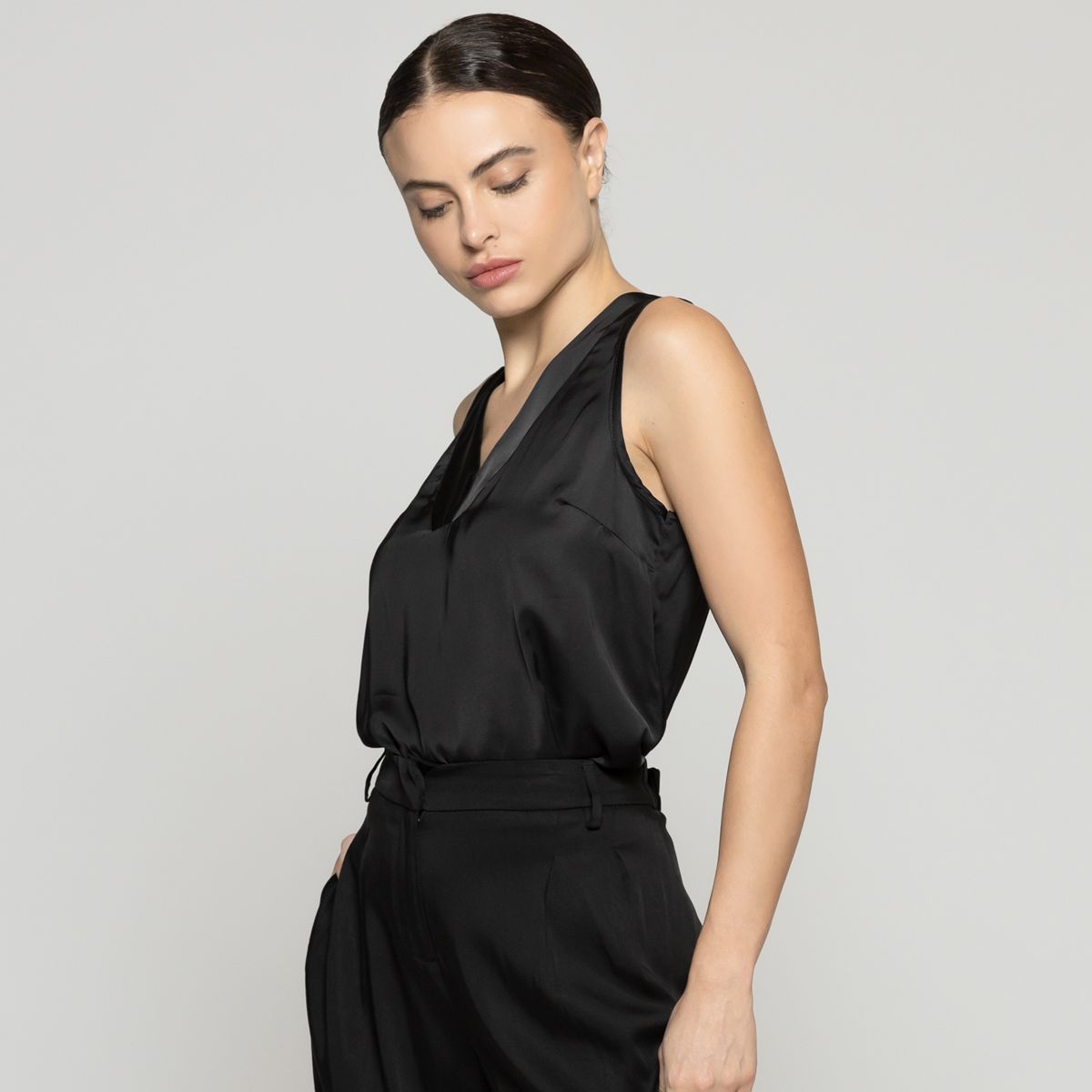 LINEATRE - Top Mujer Tatiana Satinado Escote V Blanco Negro Lineatre