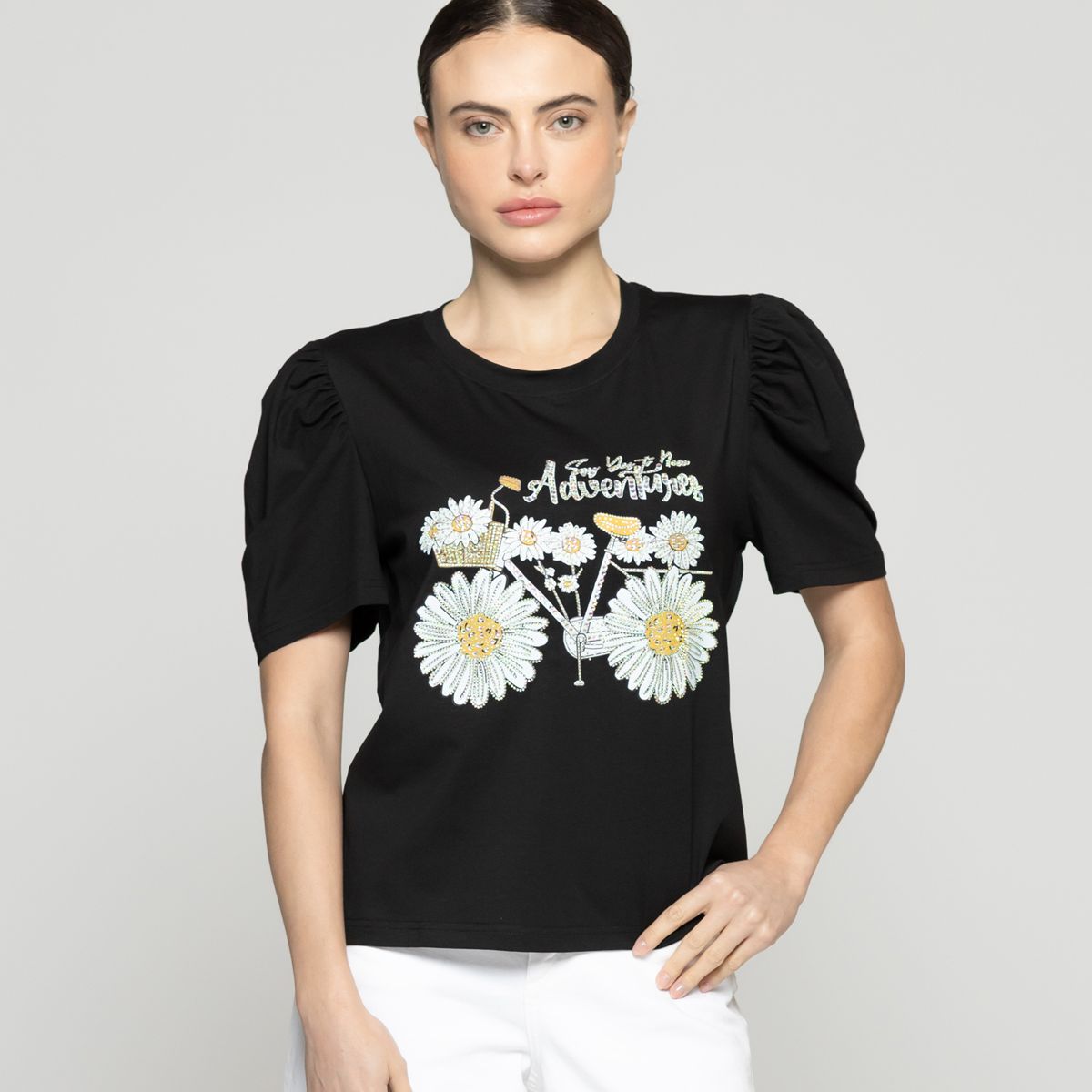 LINEATRE - Polera Mujer Ofelia Manga Corta Con Estampado De Margaritas Negra Lineatre