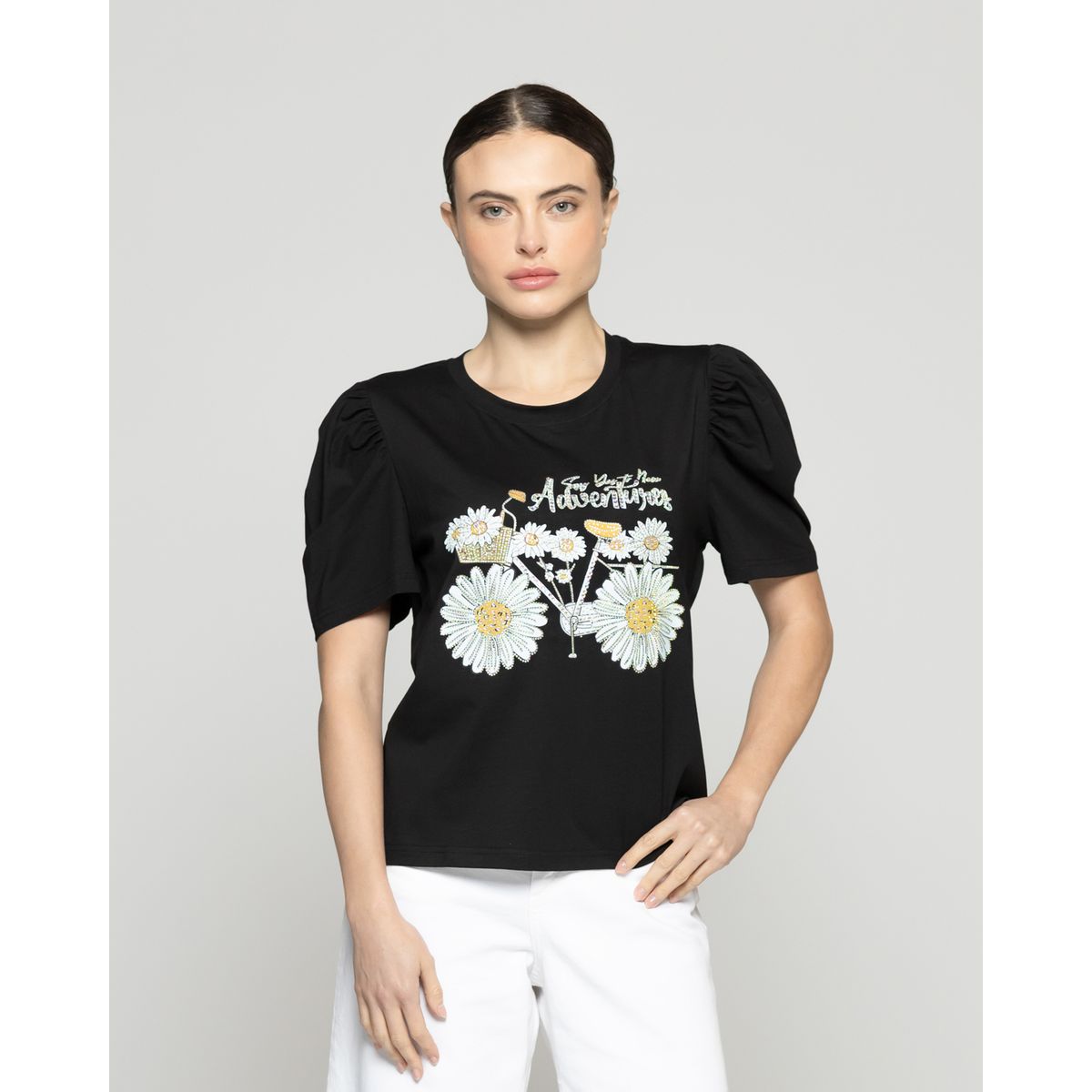 LINEATRE - Polera Mujer Ofelia Manga Corta Con Estampado De Margaritas Negra Lineatre