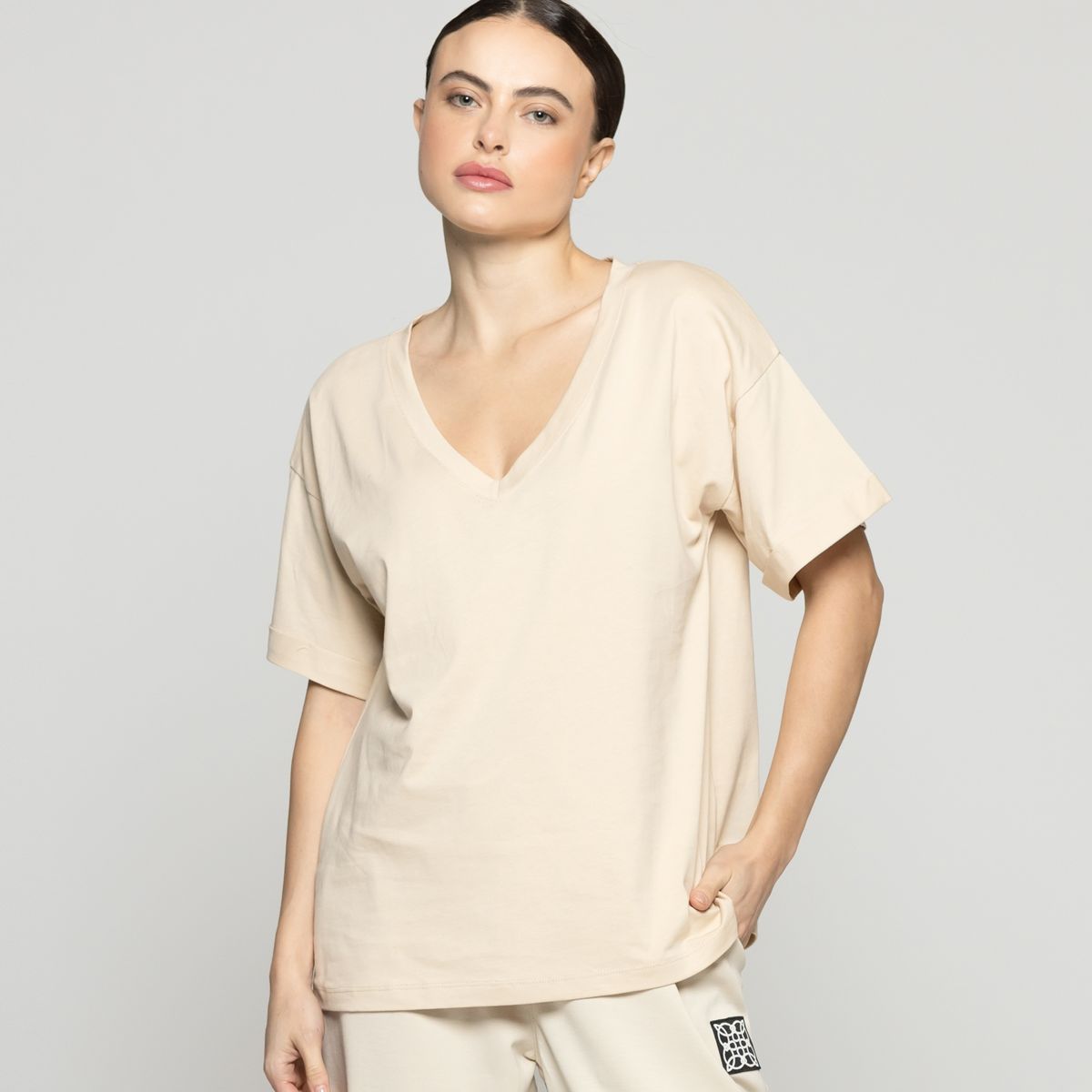 LINEATRE - Polera Mujer Básico Ornella Escote V Beige Lineatre