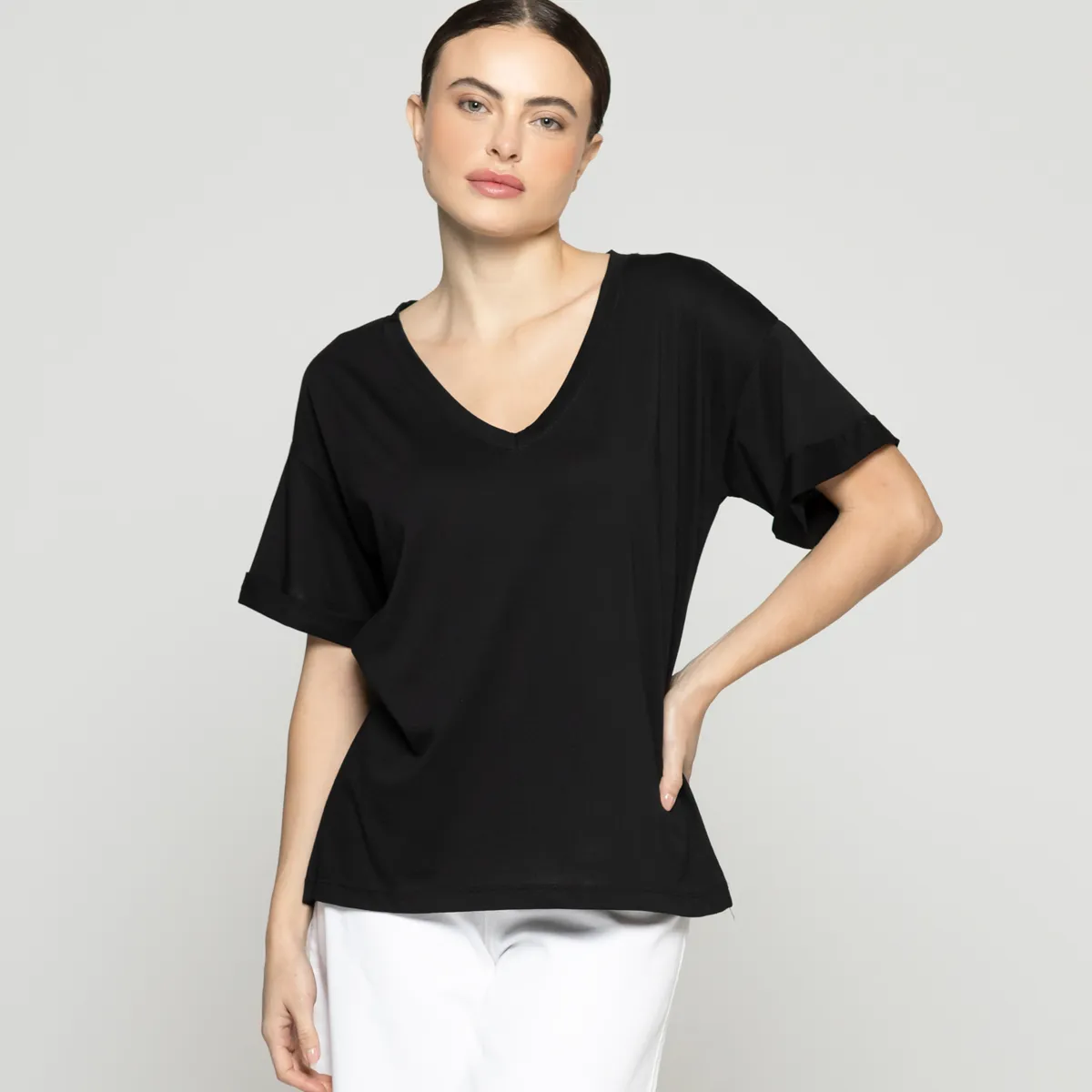 LINEATRE - Polera Mujer Básico Ornella Escote V Negra Lineatre