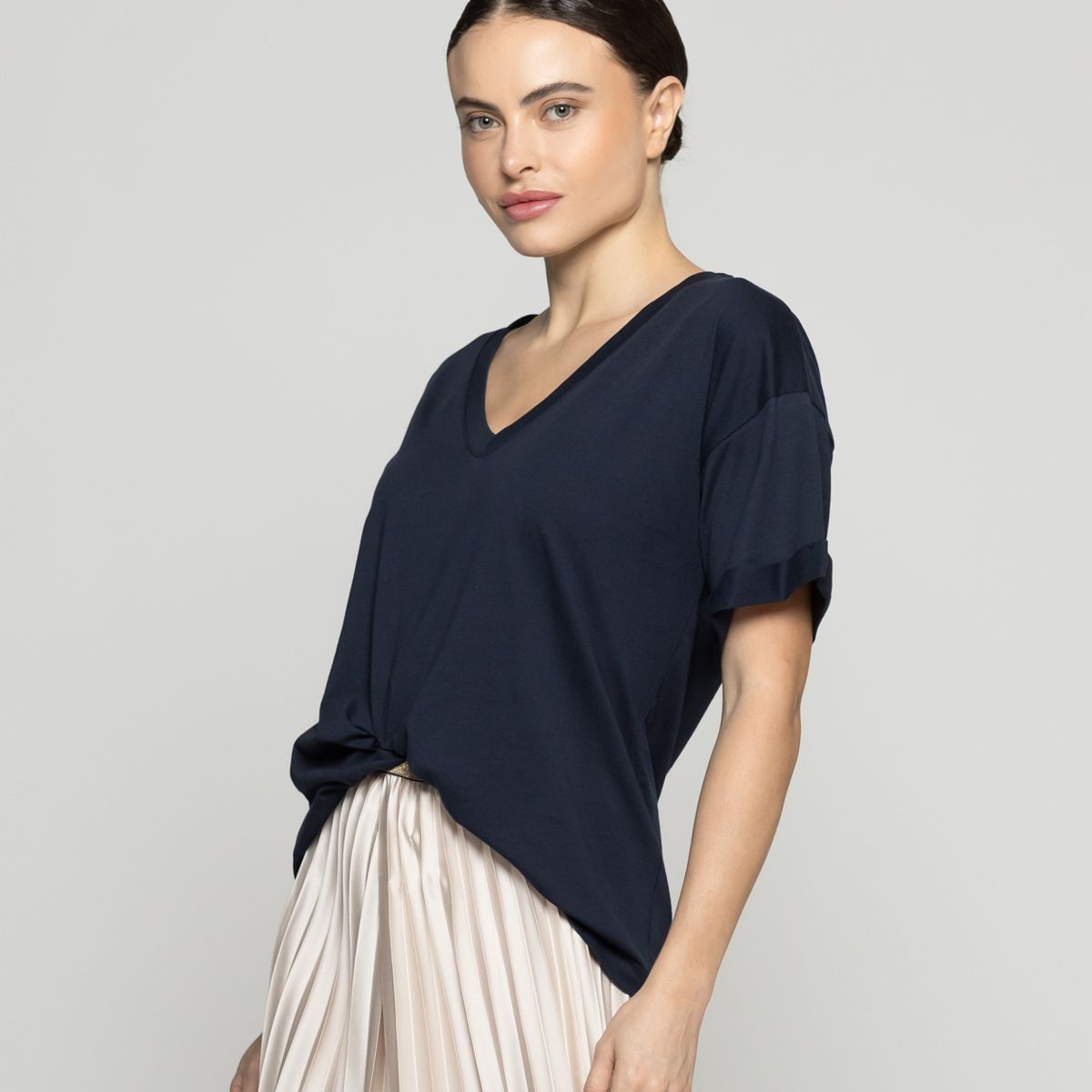 LINEATRE - Polera Mujer Básico Ornella Escote V Azul Marino Lineatre