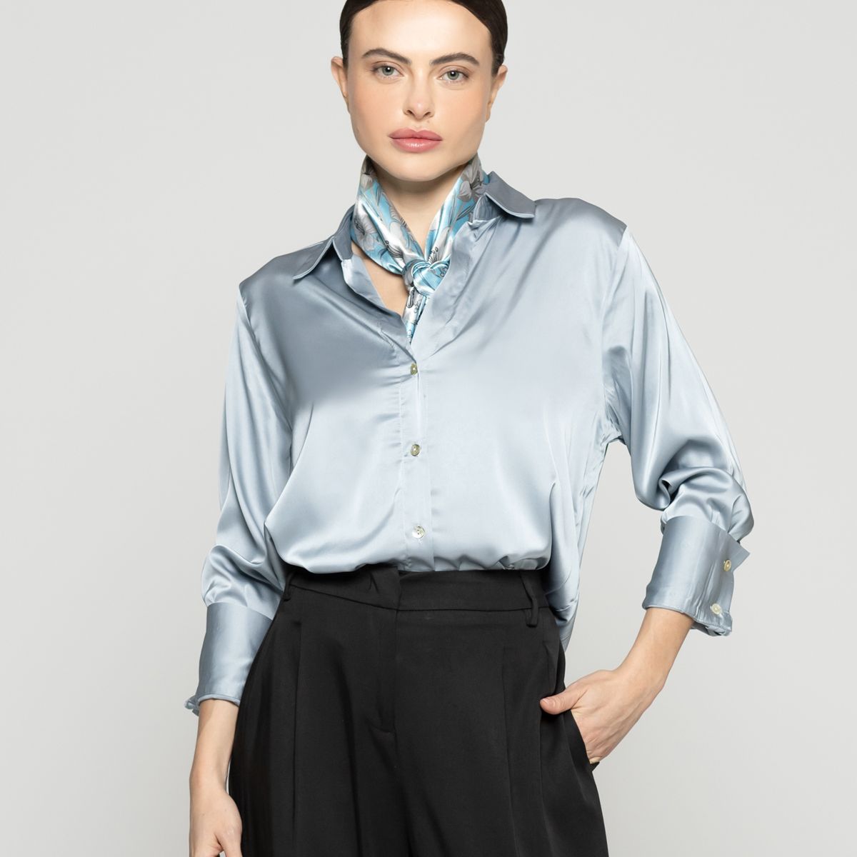 LINEATRE - Blusa Mujer Barbarella Satinada Manga Larga Gris Perla Lineatre