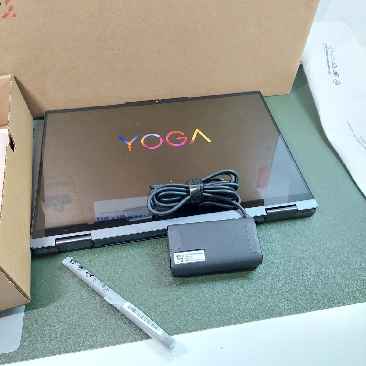 LENOVO - Portátil Lenovo Yoga 7 2 en 1 14AHP9 Ryzen 7 8840HS 16 GB 1 TB OLED Táctil SIN LAPIZ SIN FUNDA