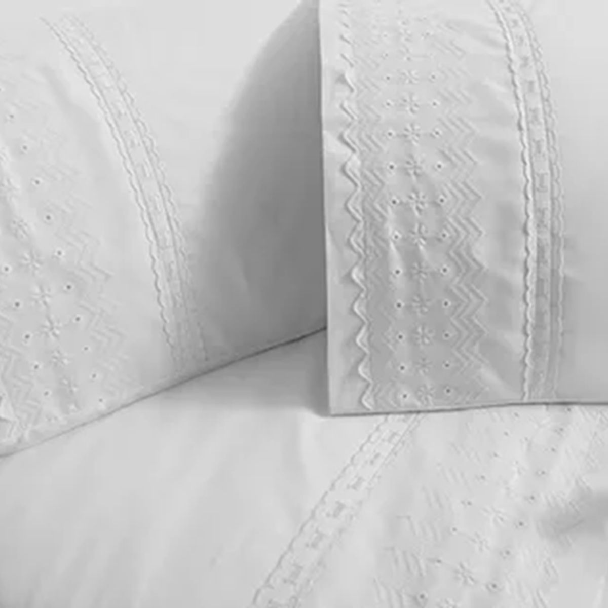 GENERICO - Kit sabanas y funda broderie classic 144 hilos color blanco