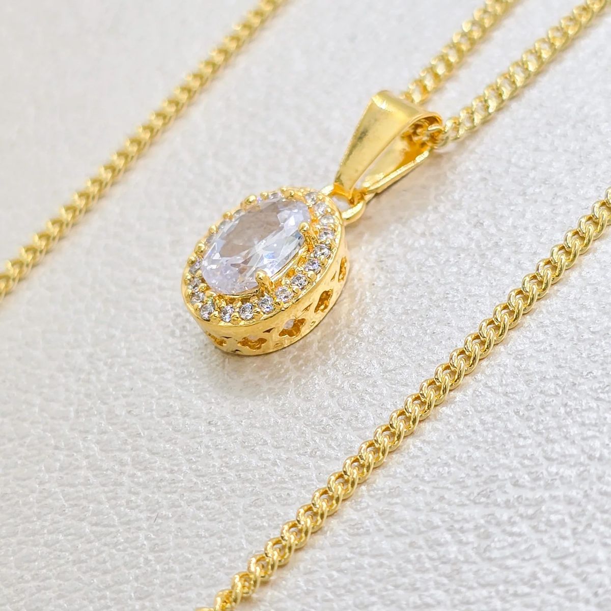 GENERICO - Dije Ovalado con circonias Oro Laminado 18k