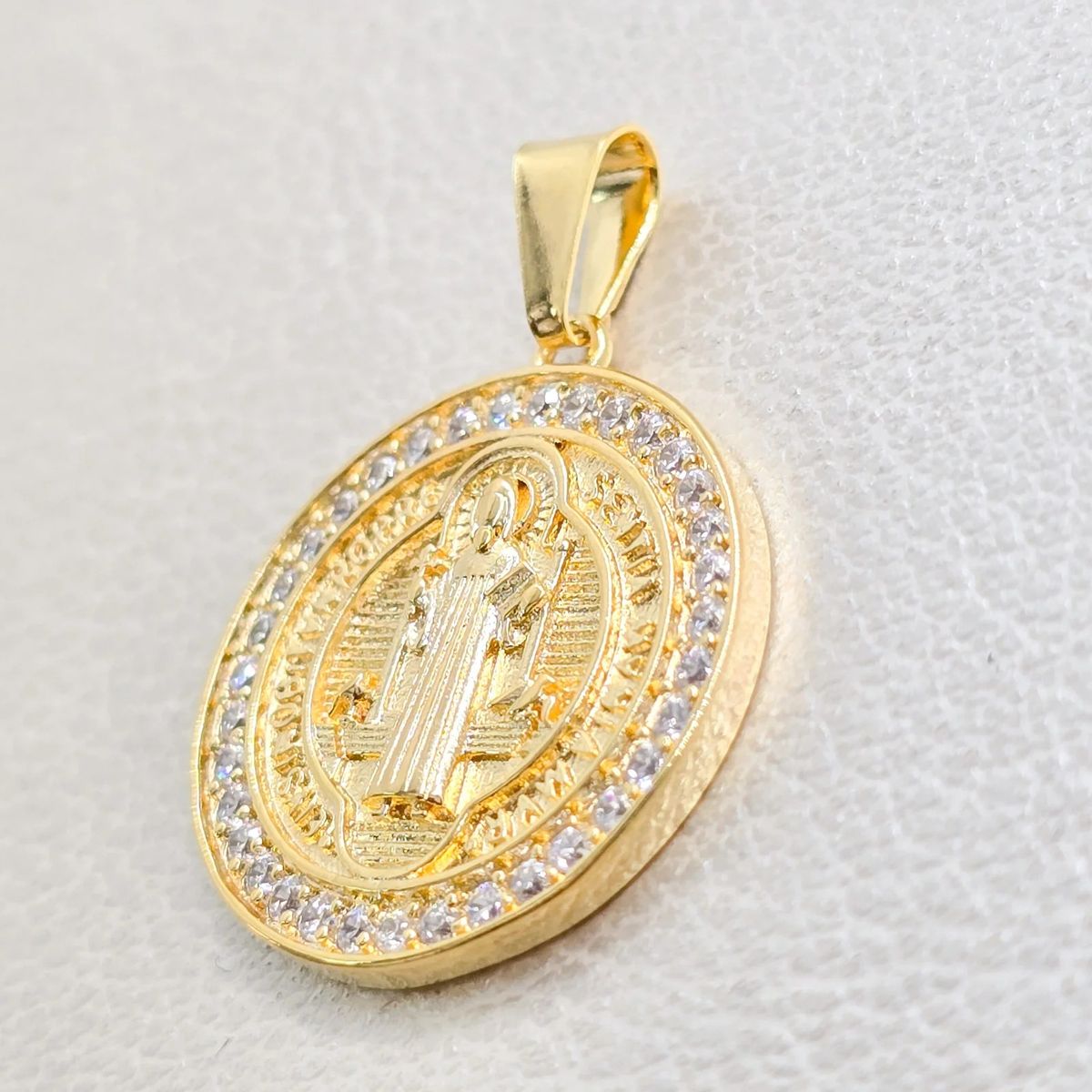 GENERICO - Colgante San Benito con Circonias Oro Laminado 18k