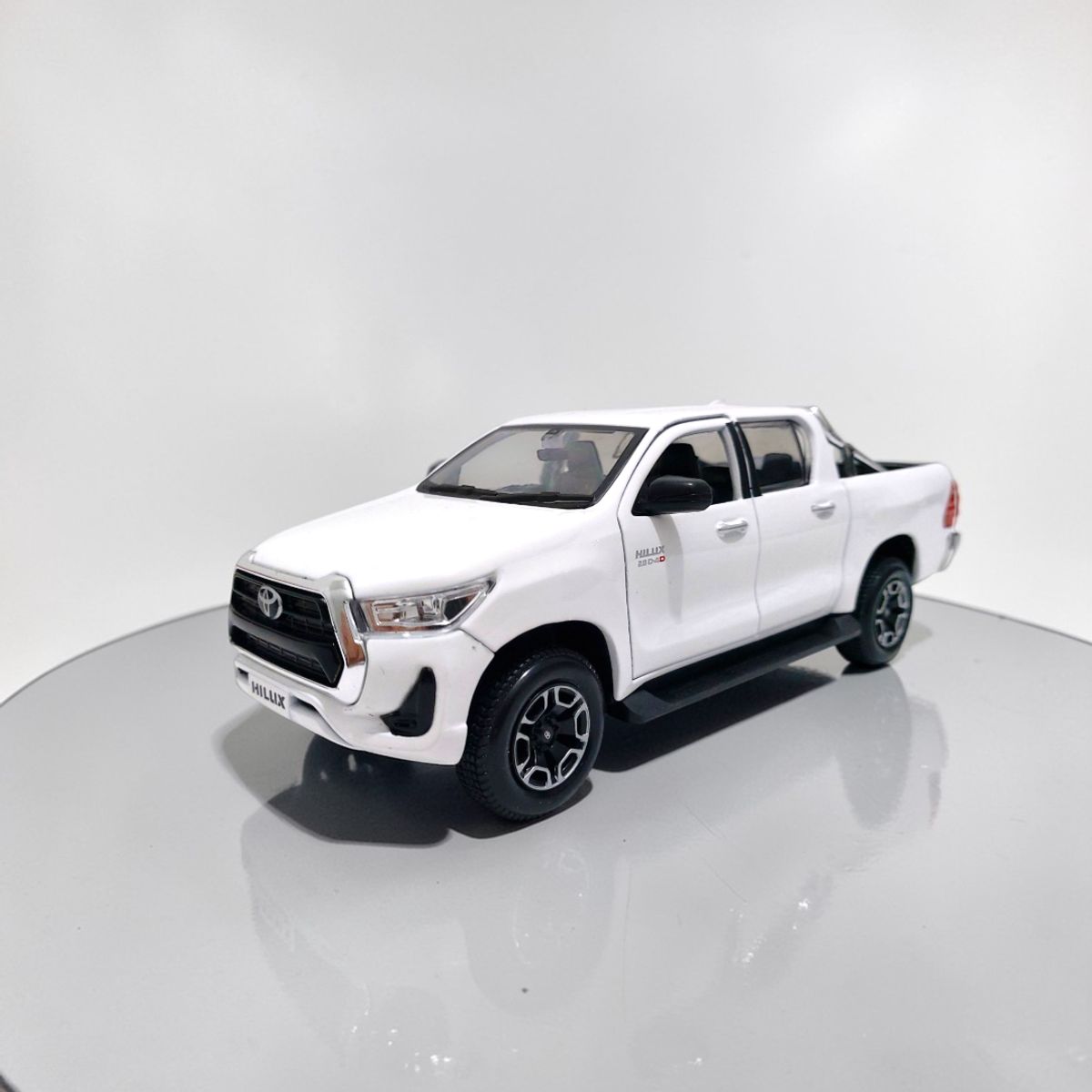 MAISTO - Toyota Hilux Blanca Escala 127 - Maisto  Miniatura Colección