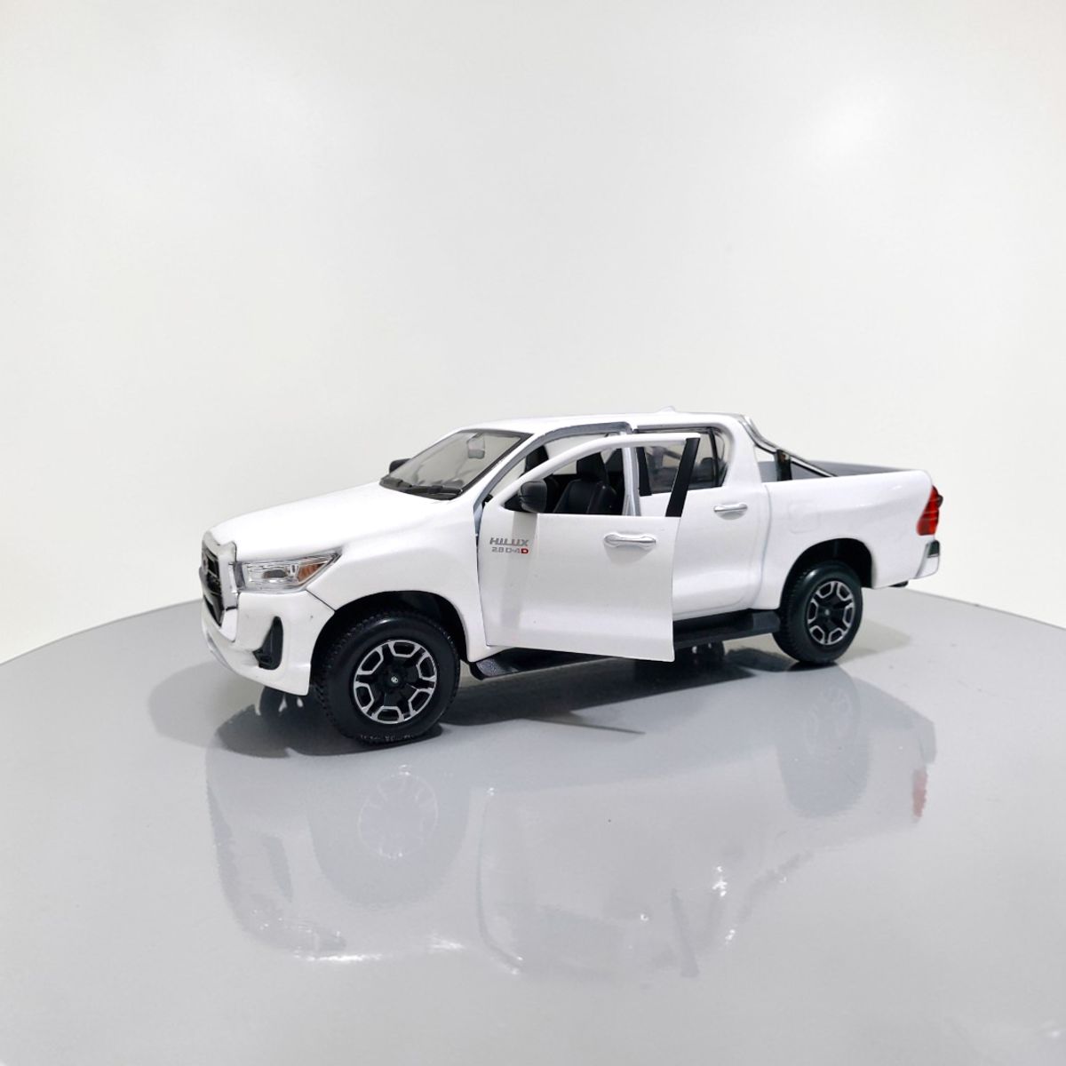 MAISTO - Toyota Hilux Blanca Escala 127 - Maisto  Miniatura Colección