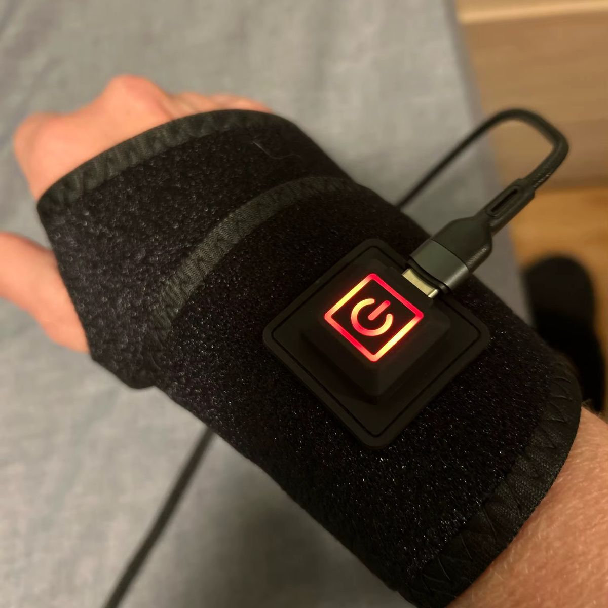 MOVI - MUÑEQUERA SOPORTE PARA LA  ARTICULACION CON 3 NIVELES DE CALOR