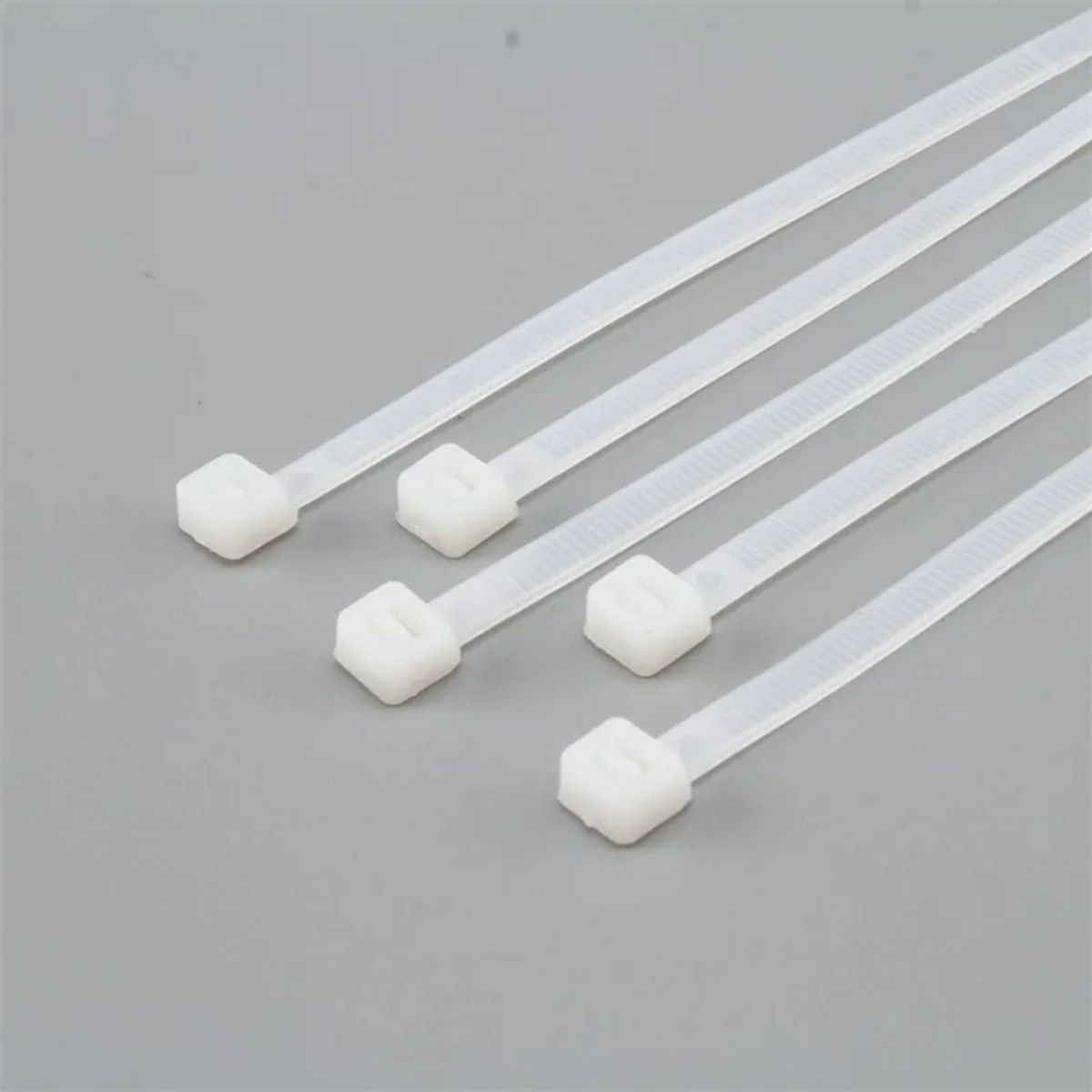 GENERICO - Brida Amarra Abrazadera Plástica 4.8mmx550mm 100 Unds