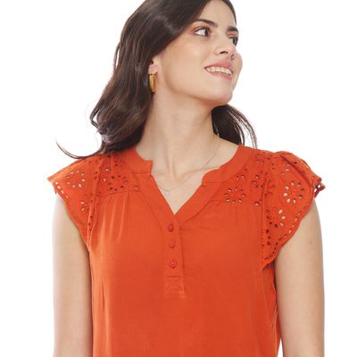 Imagen 2 del producto POLERA MANGA CORTA CON BRODERY EN MANGA Y DELANTERO ESCOTE V