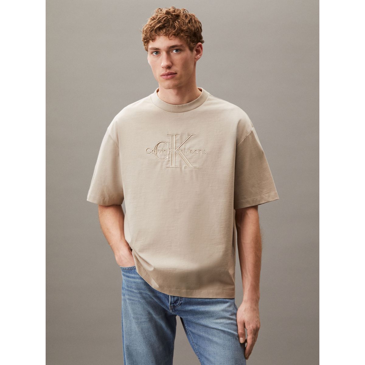 CALVIN KLEIN - Polera con Logotipo Hero Beige Calvin Klein